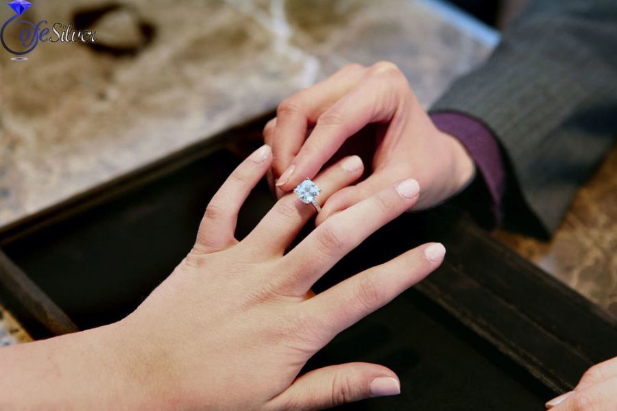 Nişan yüzüğü hangi elde ve hangi parmakta?