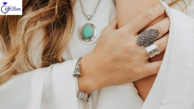 نحوه ست کردن زیورآلات نقره با یکدیگر نحوه ست کردن زیورآلات نقره با یکدیگر