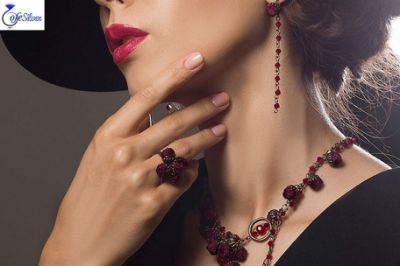 ست کردن گردنبند نقره با لباس های مختلف ست کردن گردنبند نقره با لباس های مختلف